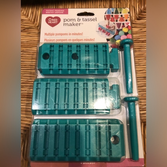 Pom and Tassel Maker By Red Heart make Multiple pom-poms in minutes NWT - Picture 1 of 8